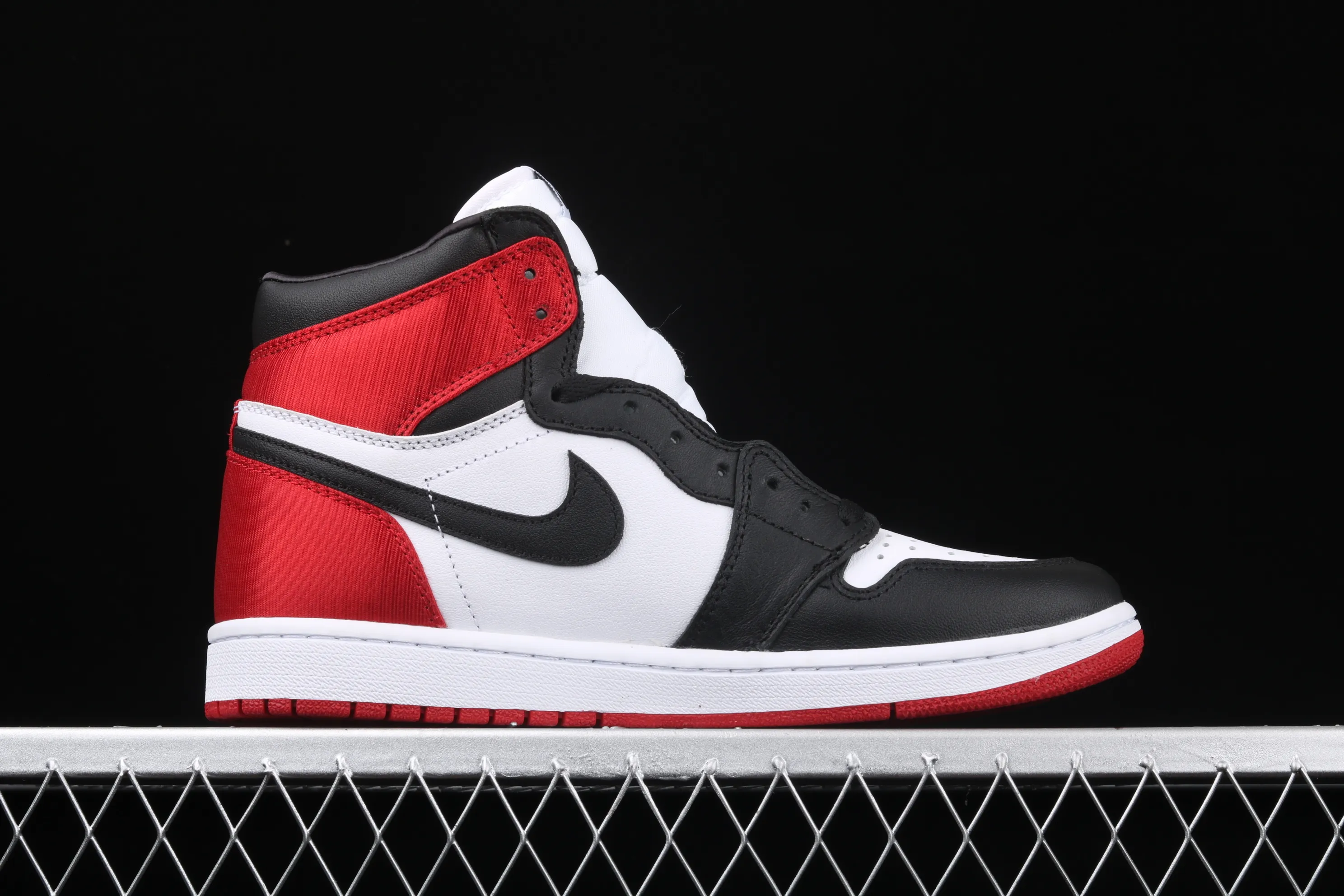 All categories Air Jordan Jordan series basketball shoes Air Jordan 1 High Different versions Air Jordan AJ1 Satin WMNS "Black Toe" AJ1 classic replica Joe 1 silk black toe CD0461-016